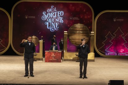 Momento en que se canta el  72897, el Gordo de la Lotería de Navidad. SELAE