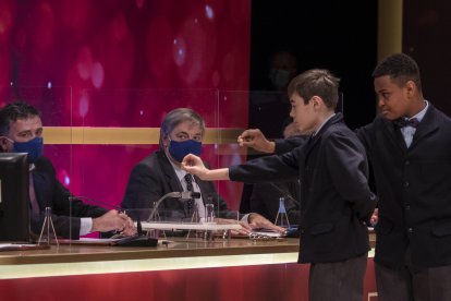 Alexander René Herrera y Unai Barón Maldonado muestran el Gordo de la Lotería de Navidad. SELAE