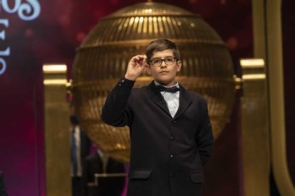 Roberto Constantinescu con la bola que asigna la cantidad correspondiente al segundo premio del Sorteo de Navidad. SELAE