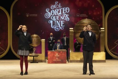 El momento en que Aya Ben Hamdouch Chaaraqui y Roberto Constantinescu cantan el segundo premio. SELAE