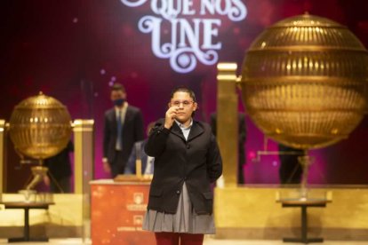 Nerea Pareja Martínez con la bola del tercer premio. SELAE