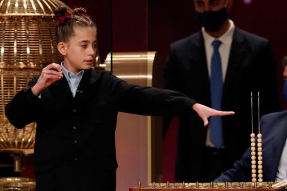 Judith García Benítez en el momento de cantar el 52472, el tercer premio. J.J. GUILLÉN  / EFE
