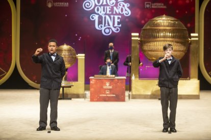 Momento en que se canta el primero de los cuartos premios en aparecer, el 75981. SELAE