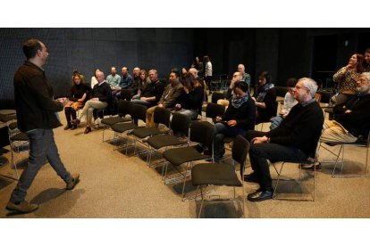 Los participantes del encuentro celebraron ayer una sesión de trabajo en la sede de la Fundación Cerezales. FERNANDO OTERO
