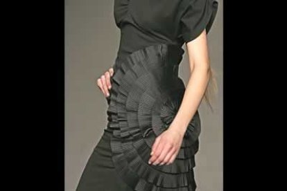 Pernas ha establecido el negro como color predominante en el desfile, y lo ha combinado en este caso con llamativos rojos y lilas, aunque sin dejar de lado grises y beiges en unas prendas femeninas, con talle muy alto, cuya amplitud deja adivinar la silueta de la mujer sin desvelarla. Las faldas, casi nunca ceñidas y acorde con el estilo sobrio de la época de la posguerra, rara vez quedan por encima de la rodilla.