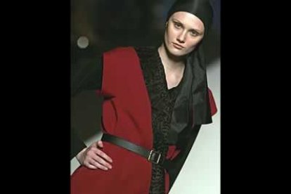 Cada vez más exquisito y exigente, a Fernando Lemoniez le interesa vestir a una mujer elegante, sobria, que busca las cosas bien hechas, seña de identidad de la casa, alejándose de apuestas atrevidas y buscando referencias que se sitúan más en la época de los grandes modistas. Así se pudo ver en una colección en la que Lemoniez ha sido evolutivo, más que temático, insistiendo y depurando unas líneas en las que lleva tiempo trabajando y que le hacen estar entre los más destacados creadores españoles. Su principal apuesta en esta colección son los tejidos, muy ricos, con brocados, relieves, acolchados y con destellos brillantes. Rasos, sedas, tafetas, muselinas y toques brillantes de lurex se mezclan entre sí logrando contrastes de texturas.