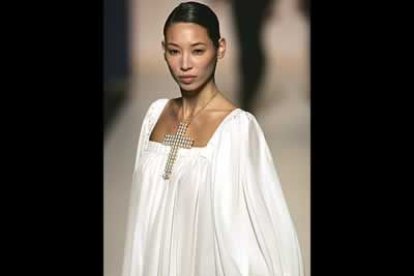 Los tejidos de Lemoniez «fluyen por el cuerpo de la mujer, y es ella la que da el volumen a unas prendas que al moverse insinúan el cuerpo femenino», comentó el diseñador que, alejándose del folclore, ha presentado unas propuestas que tienen un aire de inspiración en las vestimentas tradicionales de los países del este.