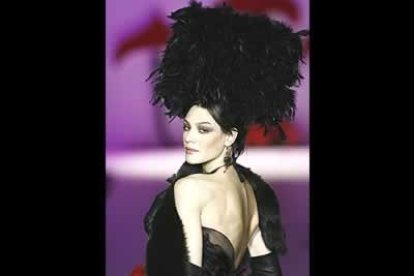 El desfile del diseñador valenciano Francis Montesinos, basado en las disciplinas artísticas que han pasado por su obra como la danza, el cine o la literatura, atrajo hoy multitud de caras conocidas del mundo artístico español.