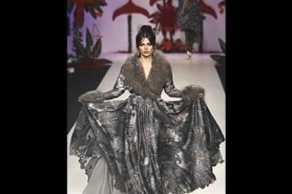 Francis Montesinos, que contó con Marisa Jara, novia de Joaquín Cortes, para presentar sus propuestas, inauguró el desfile con diseños de línea campestre, con multitud de lanas y motivos invernales.