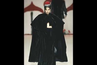 De la mano del diseñador valenciano llegaron los modelos más sofisticados, en grises y negros con algún toque de rojo, confeccionados a base de cuero y pieles.