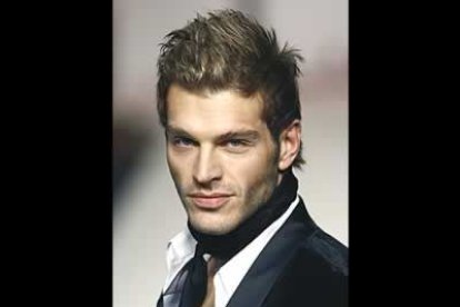 La presencia de numerosas cámaras de televisión y fotógrafos estaba ya prevista desde que se anunciara el debut sobre la pasarela madrileña de Derek, pareja de Ana Obregón, y la asegurada presencia de la actriz en primera fila, como así ocurrió esta tarde. Junto a ésta, Massiel, el actor Toni Cantó y su pareja Mar Reguera, el cantante Miguel Bosé o la ex-ministra de cultura Carmen Alborch presenciaron el desfile de la colección con la que el diseñador ha querido rendir homenaje a la Medalla de Oro al Mérito a las Bellas Artes que recibió el año pasado.