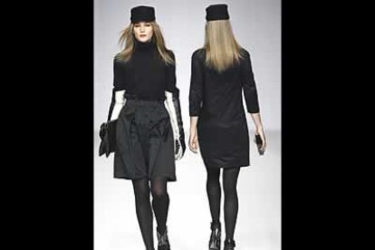 Para los próximos otoño e invierto, Angel Schlesser propone una sencillez elaborada con referencias a los años ochenta. Práctica ausencia del color en una colección basada en el tratamiento de texturas y volúmenes, que consigue con frunces, pliegues, drapeados, asimetrías y formas globo que moldean y estructuran pequeños vestidos, túnicas o abrigos cortos