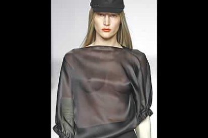 En general, se decanta por propuestas monocromáticas o en acabado bicolor, pero, en este último caso, siempre huyendo de contrastes cromáticos muy agresivos. Y, hablando de color, apuesta por el negro, al que le siguen el gris, beis y verde oliva. No obstante, para romper esta aparente sobriedad, juega con la mezcla de texturas y volúmenes, que se acentúan sobre todo en cuerpos acampanados con mangas anchas a juego con pantalones muy ceñidos.