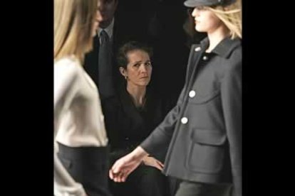 Seguidora de Angel Schlesser, la Infanta Elena acudió a presenciar el desfile del creador cántabro en el que también se pudo ver al alcalde de Madrid, Alberto Ruiz-Gallardón, acompañado de su mujer y de Ana Botella.