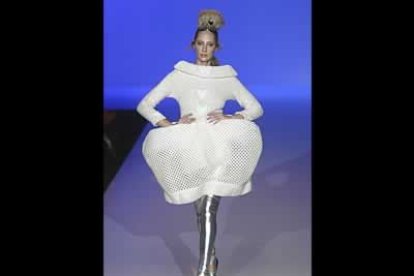 La paleta de esta diseñadora y sus motivos habituales lucen en monos de esquí, plumas, botas, guantes e incluso en las propias tablas de esquiar. Tejidos tecnológicos en prendas que la diseñadora presenta en unas modelos, con orejas y cola de gato, abrigadas con jerséis de lana y algodón.