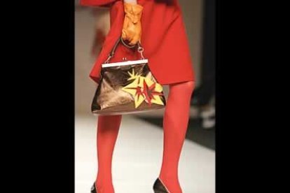 En su línea urbana, presentó una colección elegante, de rectos y limpios abrigos, con pliegues, volantes, tablones o lazos que recuerdan el siglo XVIII. Tampoco faltaron prendas, como el vestido de novia que cerró el desfile, inspiradas en las meninas.