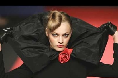 Elio Berhanyer persiste en sus formas clásicas en su desfile de la colección «102», presentada en Cibeles, en el que volvieron a lucir sus elegantes trajes de chaqueta y pantalón y en el que ha enriquecido a las modelos con pieles de zorro y visón. La elegancia y la sobriedad han marcado de nuevo la línea del desfile de Elio Berhanyer en la Pasarela Cibeles. No faltaron los clásicos trajes de chaqueta, realizados en las más puras lanas inglesas, en tonos azules y colores tierra con estampados de cuadros ingleses y flores, una línea sport que ensalza la feminidad de una mujer actual y moderna. Para la noche el diseñador preparó una colección inspirada en las grandes obras de los pintores clásicos españoles con una línea tradicional, recta y ligeramente entallada.