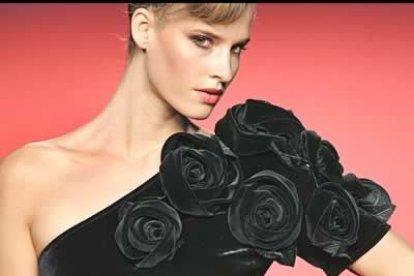 El negro fue el color rey de este apartado del desfile dedicado a la noche, en el que también es protagonista el terciopelo, junto a las flores rojas que aportaban un toque de elegancia a los vestidos de cuerpos breves y faldas amplias, además de otros detalles como encajes bordados, brillos o plumas, que le completaban como señor de la noche.