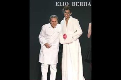 Y para finalizar, una inédita novia con traje blanco de raso sobre el que lucía un espectacular abrigo de visón, también blanco y con cola. Unos manguitos con una gran flor en rosa completaban el modelo con el que finalizó un desfile en el que el glamour, el lujo y la elegante sofisticación fueron una constante.