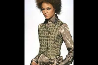 Larráinzar demuestra así que la elegancia no está reñida con la vida campestre, ya que los modelos que desfilaron responden a un estilo ecuestre y rural, aunque se combinaron con estilos fundamentalmente urbanos como son las cazadoras de cuero o los tonos dorados.