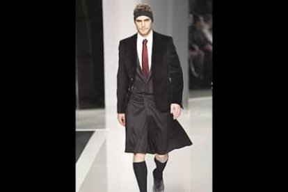 El desfile de Devota & Lomba fue el que más modelos masculinos llevó a la pasarela, reinventando el esmoquin y el traje para el hombre en diseños más modernos y urbanos que también se atreven con las faldas bajo la rodilla.  Los abrigos que se pudieron contemplar fueron en su mayoría de corte juvenil, sin pasar de la cintura, y algunos de los diseños se hicieron acompañar de complementos como los calentadores, gafas o bolsos.