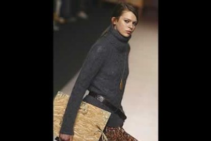 Los tonos granate, negro humo, verde, gris, rojo y azul marino predominan en las prendas y dan calidez a la ropa de los diseñadores vascos, que han recurrido al ambiente universitario, además de a los estampados en forma de cisne, de espigas y de hojas de árbol con el que se mantienen fieles a la naturaleza, uno de los elementos que define a la marca.