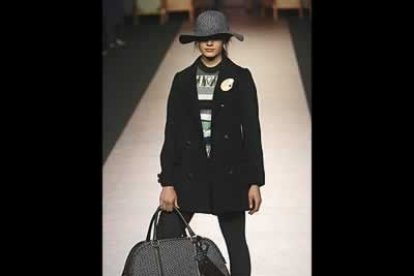 Mini-vestidos de seda, que contrastan con jerséis de punto de colores más luminosos, y grandes bolsos y sombreros que sirven como complementos perfectos configuran una imagen femenina que tiene a grandes figuras cinematográficas como referente y que adopta ciertos aires masculinos con los chaquetones de alpaca que establecen la silueta de la mujer de la nueva colección de Ailanto.