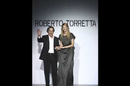 El diseñador Roberto Torretta se ha inspirado en el mundo del rock y en los años de la Movida para crear los diseños que forman parte de su nueva colección.