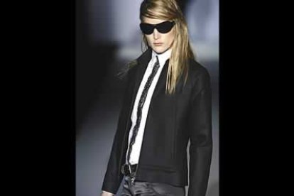 El negro es el protagonista indiscutible y absoluto, y al igual que las estrellas del rock, triunfa sobre el escenario para reflejar ese carácter transgresor y agresivo que desprende toda la colección.