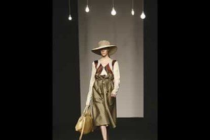 Con el insinuante título de «Aparecidas», Juan Duyos tuvo el cometido de poner el punto y final a la segunda jornada de desfiles. Su colección busca la inspiración en mujeres emblemáticas que, por desgracia, ya no se encuentran entre nosotros. Lady Di, Lola Flores, Sharon Tate, Janis Joplin, Coco Chanel, Edith Piaf? Iconos de distintos artes que marcaron tendencia y cuya imagen personal quedó grabada en la memoria de todo el mundo.