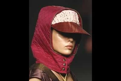 Eso sí, el diseñador Juan Duyos lo traduce en una colección muy estudiada y enmarcada en ese universo creativo tan singular e identificativo. En su pasarela, destacaron sus conjuntos en los que se mezclan tejidos, sobre todo en bandas horizontales o delimitando zonas de la prendas, es decir, mientras que el cuerpo de una camiseta se confecciona en un determinado material, las mangas se presentan en otro.