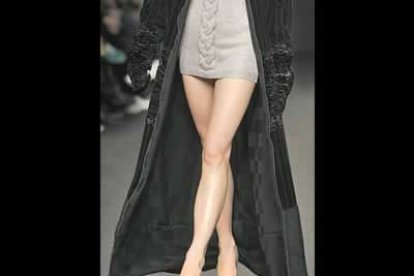 En general, la silueta mostrada por este creador conceptual se presenta con hombros muy marcados, capuchas, cuerpos rectos y pantalones cuyo corte va desde el más estrecho a otro tremendamente ancho, pasando por diseños de corte bombacho en las caderas. Y, como detalles de su confección, destacan sus trabajos en piel y borrego, y sus tejidos guateados estratégicamente situados por cada diseño.