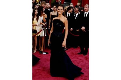 Penélope Cruz llegó acompañada de su hermana Mónica, ambas vestidas de negro y con el pelo suelto.