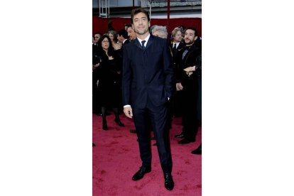 De corbata, Javier Bardem desfiló junto a su madre, Pilar, y su hermano hacia al Oscar. Nominado por su papel en «No es país para viejos», el artista español partía como claro favorito.