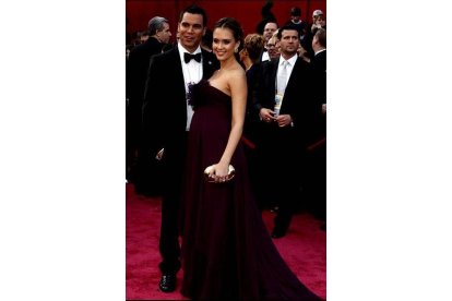 Una embarazada Jessica Alba llegó vestida con un vestido marrón de Marchesa y joyas de Cartier, acompañada de su futuro marido Cash Warren.