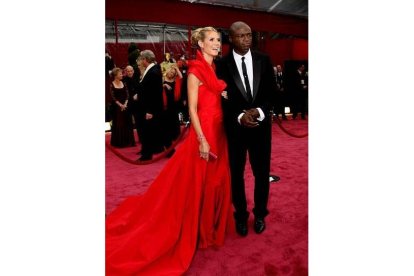 La modelo Heidi Klum, del brazo de su marido, el cantante Seal, deslumbró con un espectacular vestido rojo.