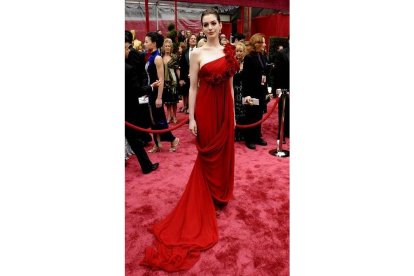 El rojo también fue el color escogido por Anne Hathaway...