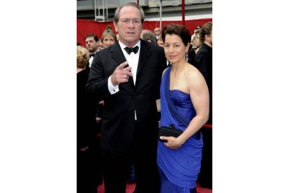 Tommy Lee Jones llegó con su mujer Dawn Jones. El actor está nominado al Oscar al mejor actor por su papel en la película «En el valle de Elah».