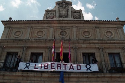 Los carteles tomaron toda la ciudad. En la imagen, en el consistorio de San Marcelo.