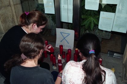 Gente poniendo velas en memoria a Miguel Ángel Blanco.