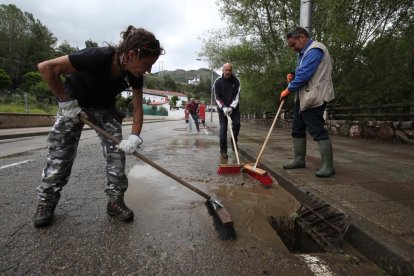 Varias personas achican agua  tras la tremenda tormenta del lunes. RAMIRO