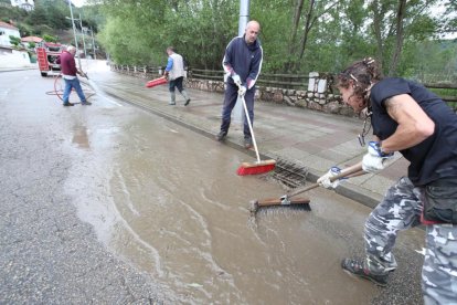 Varias personas achican agua  tras la tremenda tormenta del lunes. RAMIRO