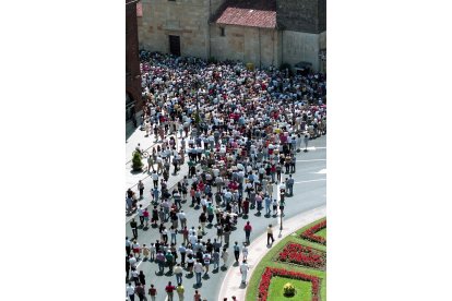 Pasillo humano en la ciudad.