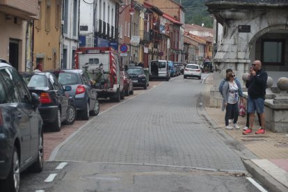 el Ayuntamiento ha tenido que retirar el granizo con una excavadora y los pocos medios con los que cuentan. RAMIRO