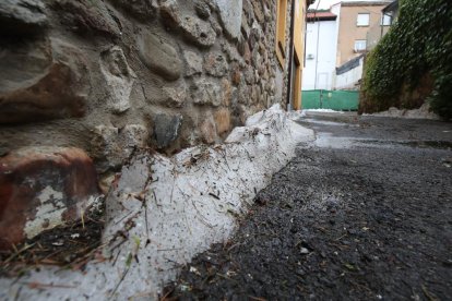 l Ayuntamiento ha tenido que retirar el granizo con una excavadora y los pocos medios con los que cuentan. RAMIRO