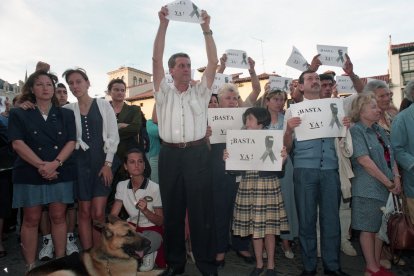 Miles de leoneses se manifiestan a favor de la libertad de Miguel Ángel Blanco.