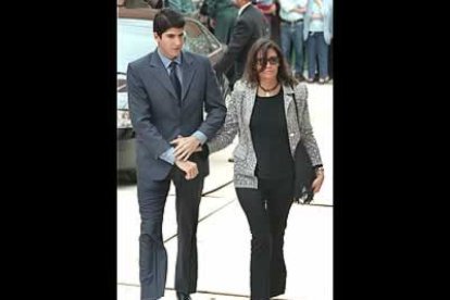 Su hijo pequeño Julián Contreras, fruto de su segundo matrimonio, comenzaba a aparecer en la prensa recientemente para proteger la dañada imagen de su madre.