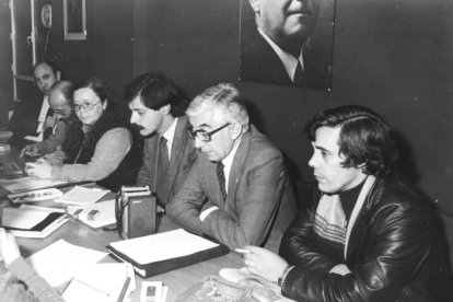 José Carretero Rubio, José Álvarez de Paz, Manuela García Murias, Ángel Capdevila, Celso López Gavela y Conrado Alonso Buitrón durante un acto del PSOE. CÉSAR