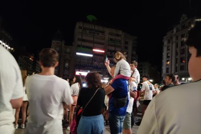 Familias con sus hijos se acercaron al punto de celebración en León. P.I.