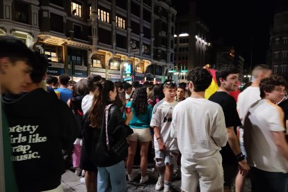 Los jóvenes fueron los primeros en corear la victoria del Madrid. P.I.